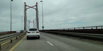 El auto blanco en el puente de Zárate