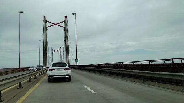 El auto blanco en el puente de Zárate