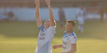 El Colo Juan Barinaga abrió la cuenta con un golazo. Y a Leo Sequeira le cometieron el penal para el segundo. Dos puntos altos en la goleada.