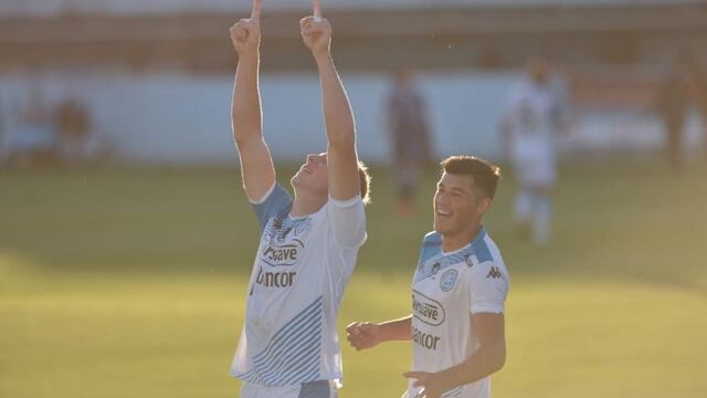 El Colo Juan Barinaga abrió la cuenta con un golazo. Y a Leo Sequeira le cometieron el penal para el segundo. Dos puntos altos en la goleada.