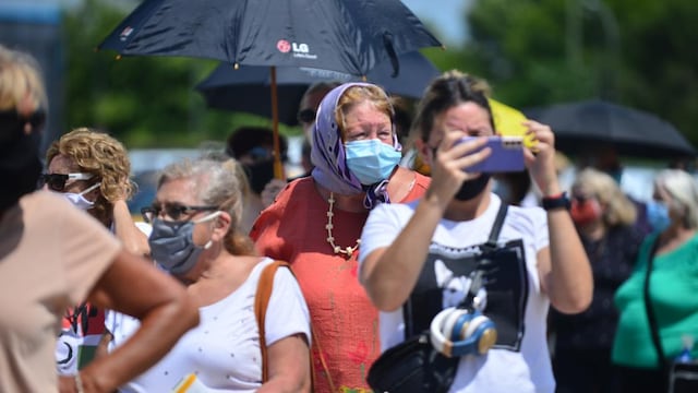 Algunas personas se presentaron a vacunarse sin turno. (Fotos: José Hernández)