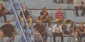 Tribuna Celeste... Luifa (de azul), mirá el partido ante Tigre. Detrás suyo, el Juanca Olave.