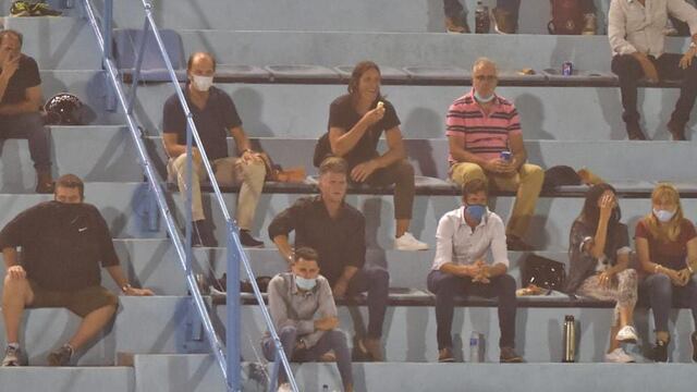 Tribuna Celeste... Luifa (de azul), mirá el partido ante Tigre. Detrás suyo, el Juanca Olave.