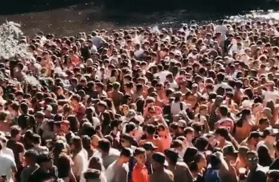 Alpa Corral: masividad en las playas y en una fiesta nocturna de la localidad