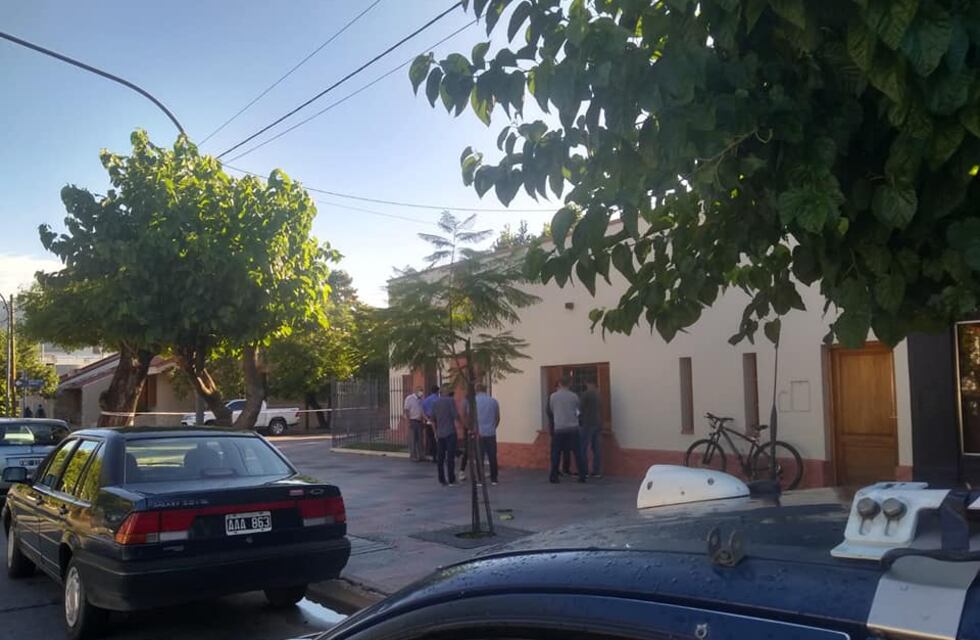 Imputaron al hombre que atacó a puñaladas con un cuchillo y una tijera a su madre y el padrastro mientras dormían
