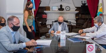 El intendente de San Martín, Raúl Rufeil suscribe las actas respectivas para desarrollar el taller "Mujeres Metalúrgicas de Acero". Gentileza Municipalidad de San Martín