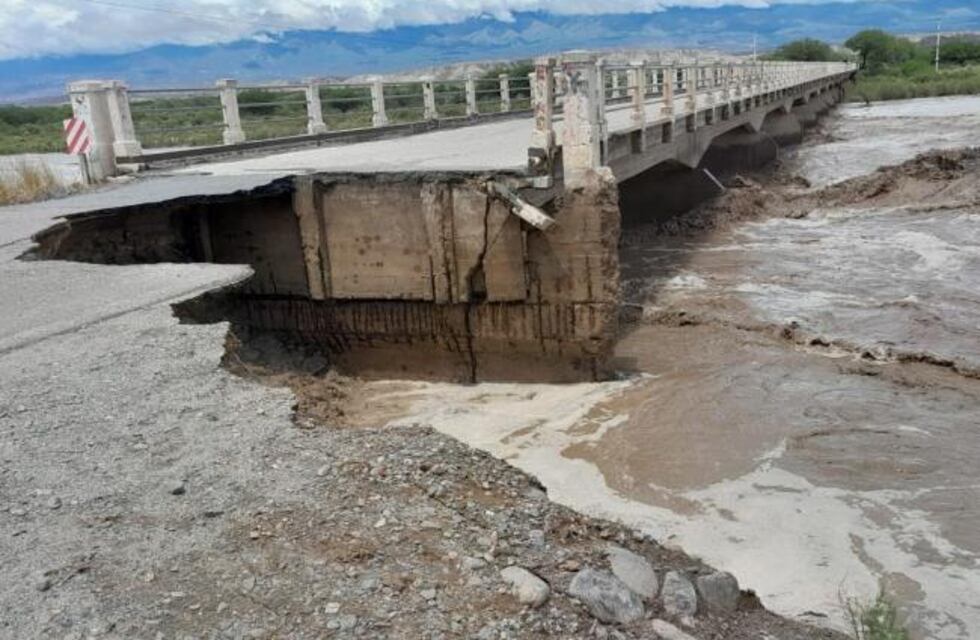 Por la crecida del río Santa María el transito está interrumpido en el “Puente de Quilmes”