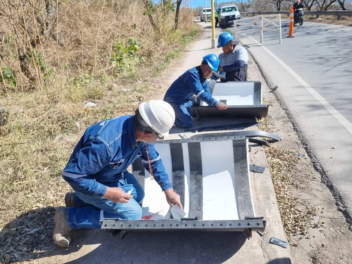 Piezas de gran tamaño fueron necesarias utilizar para la reparación del acueducto principal de 710 mm que se vio afectado en San Salvador de Jujuy.