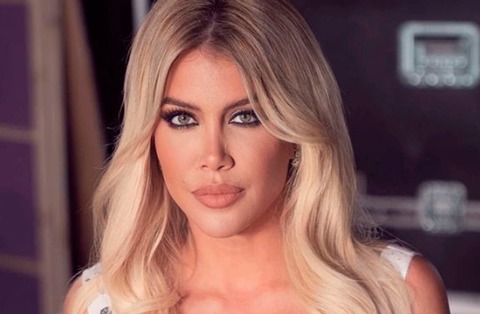 La jugada foto de Wanda Nara frente al espejo: se abrió la bata y no dejó nada a la imaginación