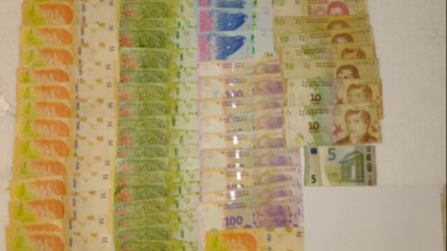 Le secuestraron 45 mil pesos en efectivo, cinco euros y siete envoltorios de nylon con cocaína fraccionada.