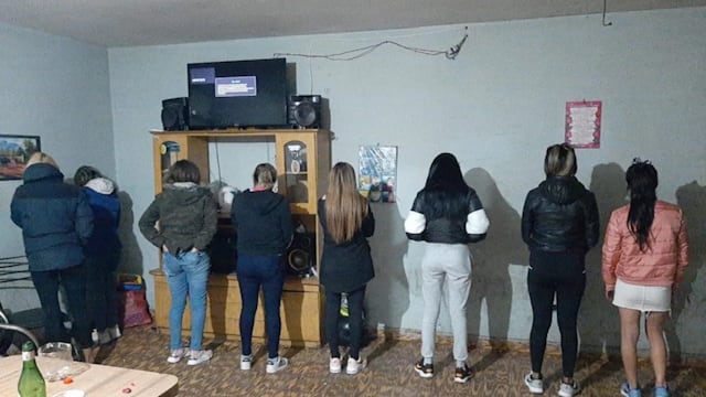 Parte del grupo de jóvenes que fueron identificados por la policía porque participaban de una fiesta clandestina en la Ciudad de San Luis. Gentileza