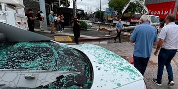 El auto afectado por la caída del poste (Gentileza El Doce).