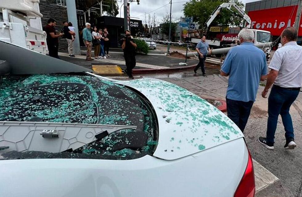 Córdoba: un poste de luz les cayó encima mientras iban en su auto