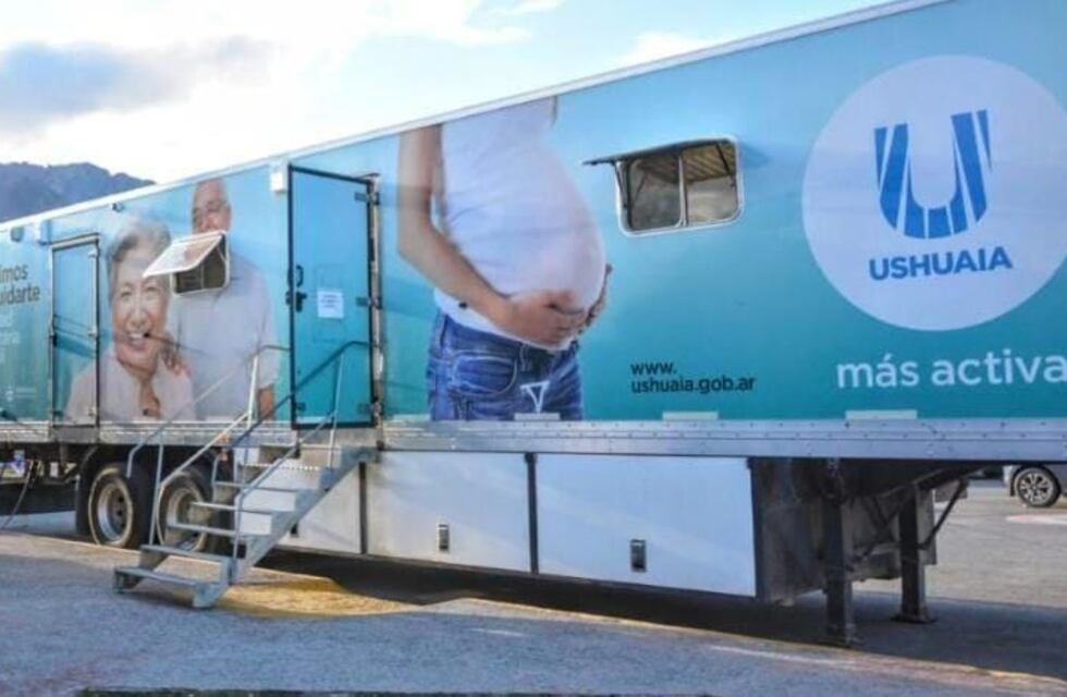 Ushuaia: la unidad sanitaria móvil atiende en la plaza de los Bomberos