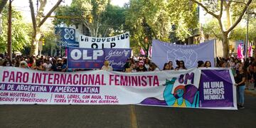 La cabeza de la marcha convocada por el colectivo "Ni Una Menos" (NUM) recorre las calles de Mendoza. José Gutiérrez/Los Andes