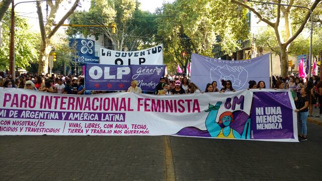 La cabeza de la marcha convocada por el colectivo "Ni Una Menos" (NUM) recorre las calles de Mendoza. José Gutiérrez/Los Andes