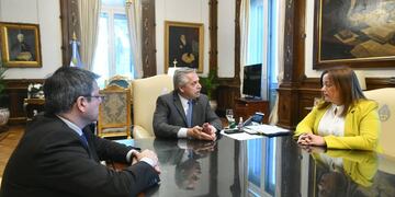 El presidente Alberto Fernández, la presidenta de la Cámara de Diputados, Cecilia Moreau, y el jefe del bloque oficialista, Germán Martínez. Foto: Prensa FDT.
