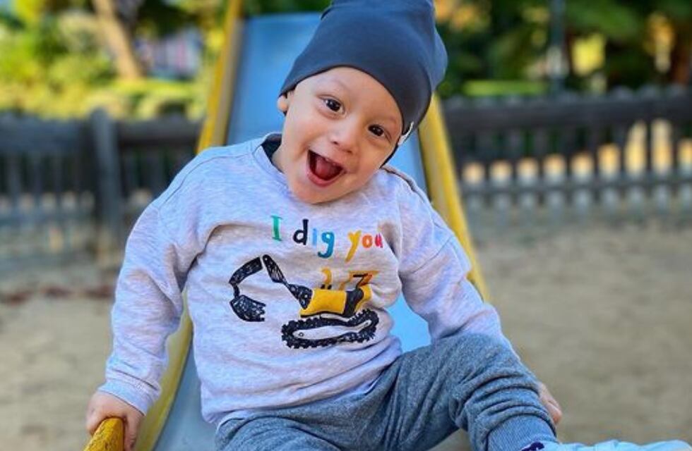 El tierno video de Beni: el pequeño mendocino juega a la pelota mientras se recupera en España