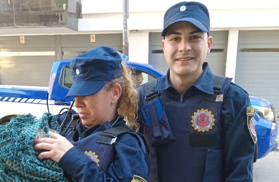 Dos policías ayudaron a dar a luz a una joven madre de 18 años en Córdoba