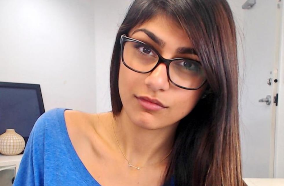 Sin mirar a la cámara y al borde de la censura, Mia Khalifa deslumbró con una bikini blanca