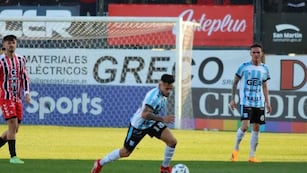 El Loco José Méndez, ex Chacarita, ingresó en el segundo tiempo pero Racing no pudo torcer la historia ante el puntero. (Prensa Racing)