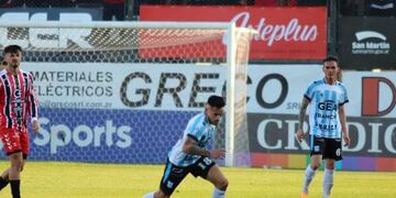 El Loco José Méndez, ex Chacarita, ingresó en el segundo tiempo pero Racing no pudo torcer la historia ante el puntero. (Prensa Racing)