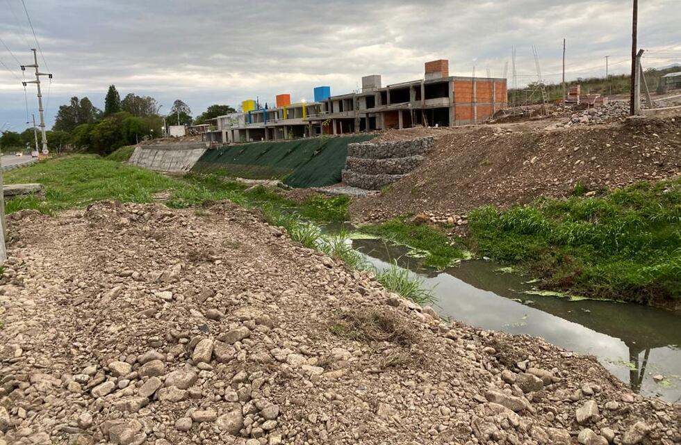 Vecinos se quejan por el estado del canal de la Av. Juan XXIII