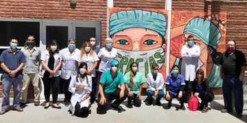 Realizan un homenaje a los trabajadores esenciales con un mural