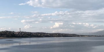 Paisaje de Carlos Paz en un día nublado