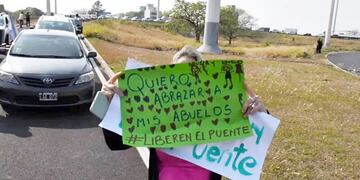 Personas de Chaco y Corrientes insisten en circular libremente por el puente que une a ambas provincias.