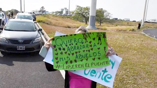 Personas de Chaco y Corrientes insisten en circular libremente por el puente que une a ambas provincias.