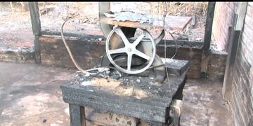 Un incendio consumió por completo el taller de los luthiers Milán Cardozo.