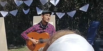 Nahuel Jofré cantó en el acto en memoria de los sancarlinos Rodolfo García y Norberto "Beto" Campos, víctimas de la última dictadura.