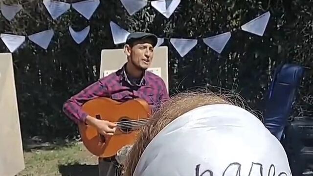 Nahuel Jofré cantó en el acto en memoria de los sancarlinos Rodolfo García y Norberto "Beto" Campos, víctimas de la última dictadura.