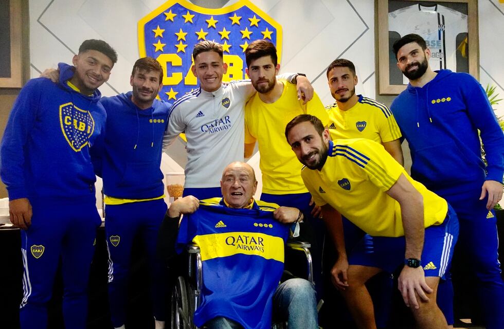 Cumplió su sueño: el jubilado estafado en La Rioja conoció al plantel de Boca en Santiago del Estero