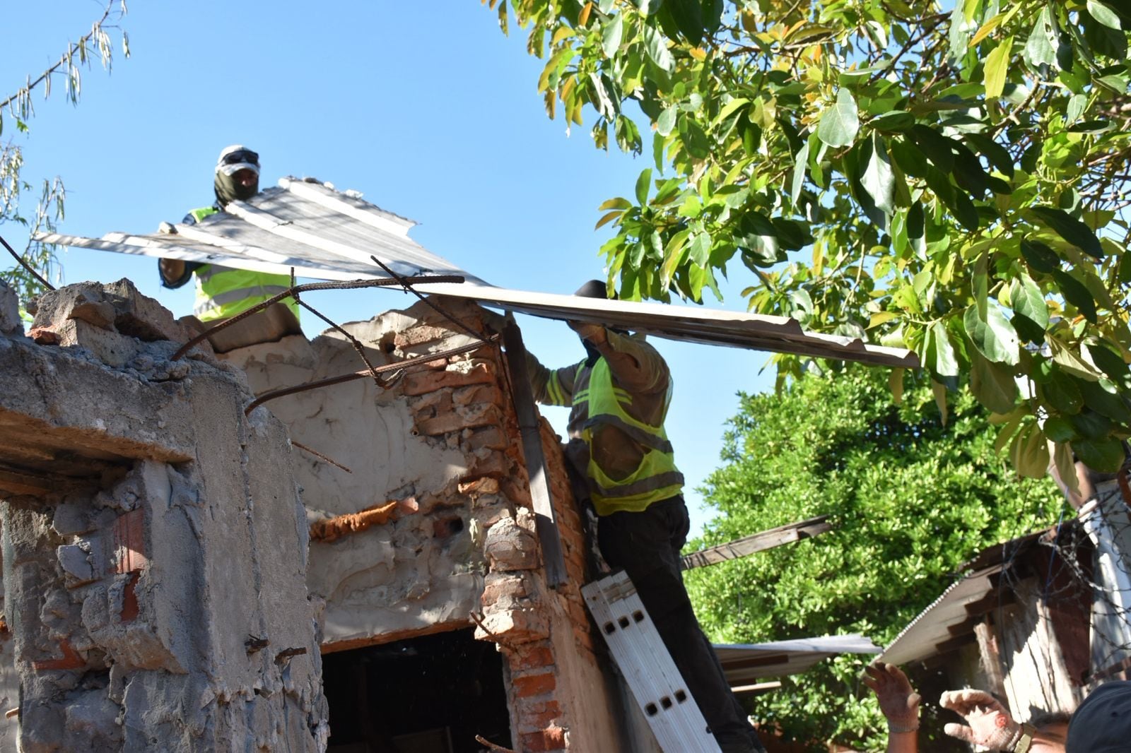 Derriban casilla dedicada a la venta de drogas