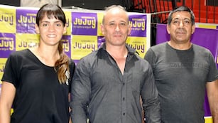 Giuliana Novak, integrante de la Selección Nacional de Karate; Facundo Pineda, presidente de la Asociación Única de Karate de Jujuy; y el director provincial de Deporte Federado, Eduardo Ortuño.