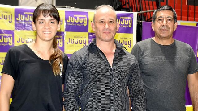 Giuliana Novak, integrante de la Selección Nacional de Karate; Facundo Pineda, presidente de la Asociación Única de Karate de Jujuy; y el director provincial de Deporte Federado, Eduardo Ortuño.