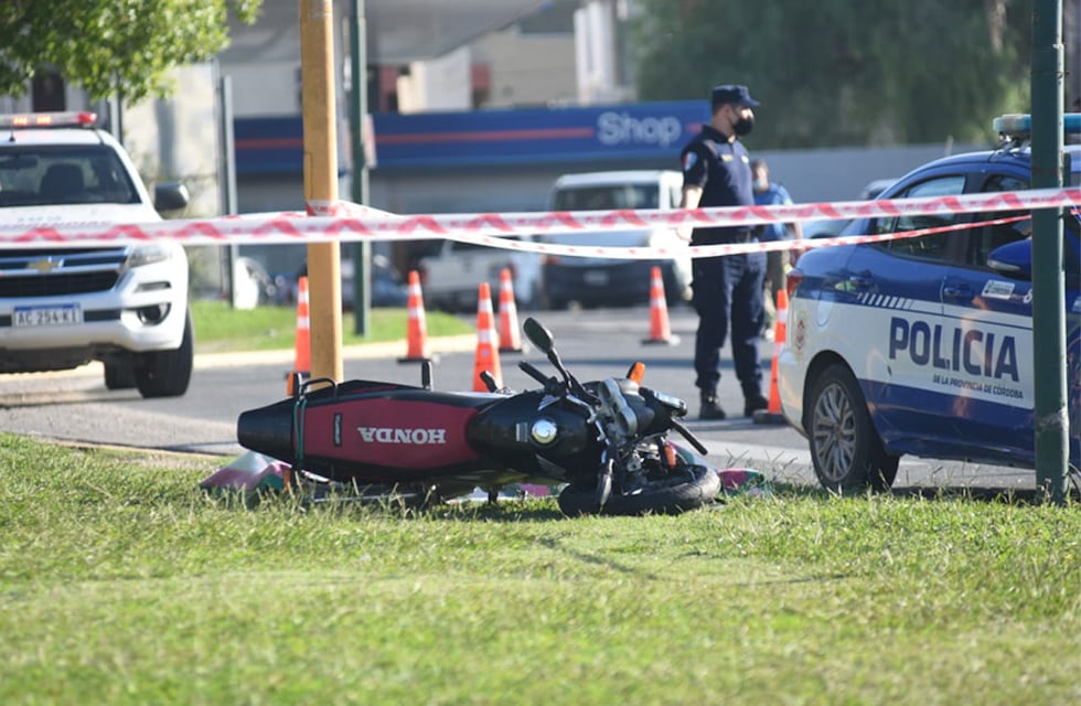 Accidente fatal en Córdoba: un motociclista murió tras chocar contra un poste en Colonia Tirolesa