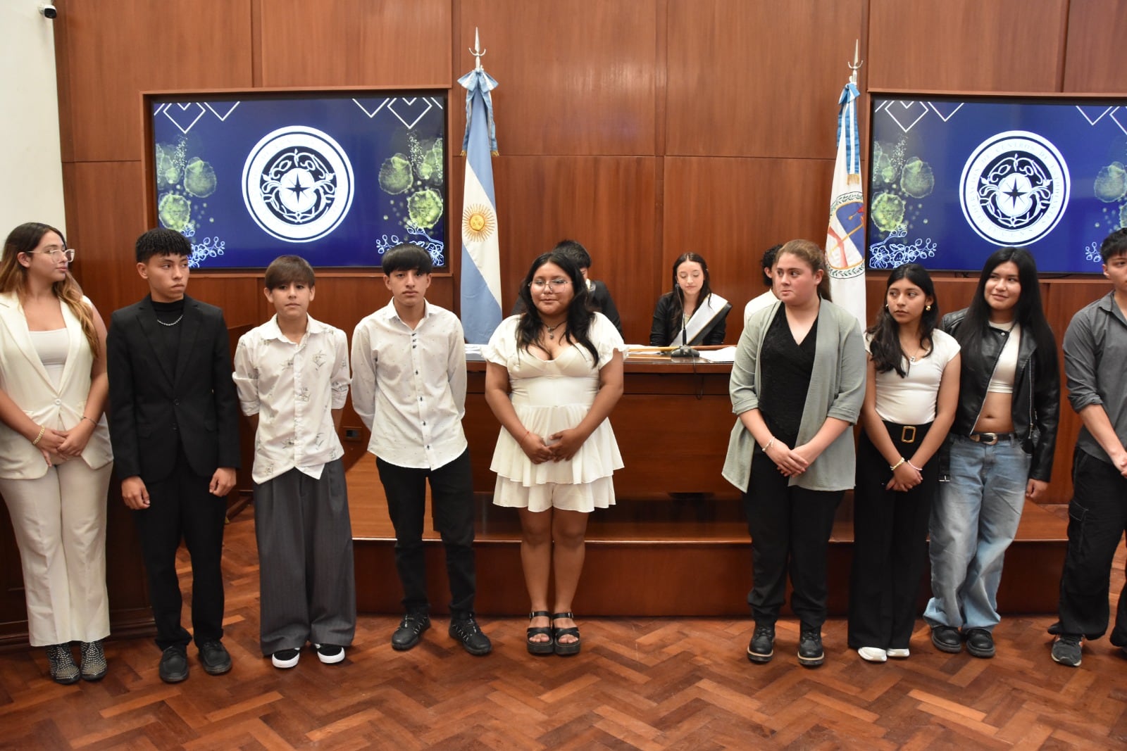 Integrantes de la nueva conducción de la Federación de Centros de Estudiantes del Nivel Secundario de Jujuy, que encabeza Luz Ariadna Álvarez.