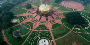 Esta ciudad que no tiene políticos, plata en efectivo ni religión.