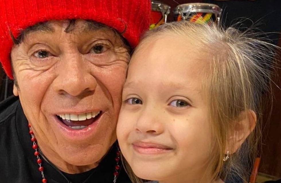 Una nena cumplió su sueño y cantó junto a La Mona Jimenéz el tema “Goma de Mascar”