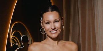 Brillos y mega escote: Pampita jugó fuerte y arrasó con un vestido plateado que marcó tendencia para estas Fiestas