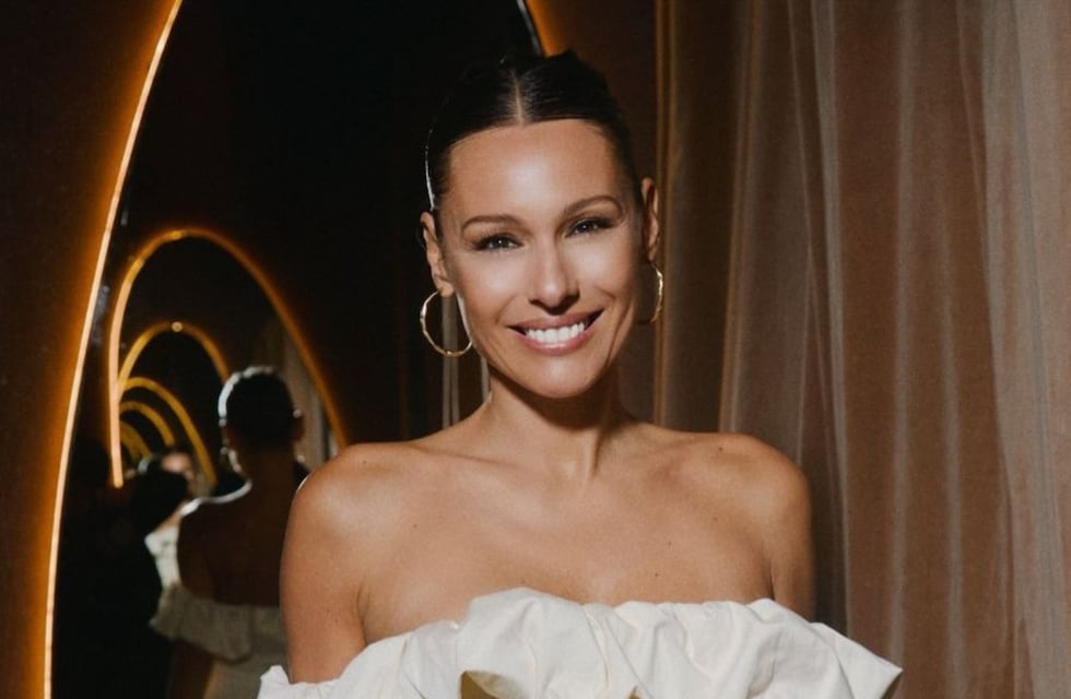 Brillos y mega escote: Pampita jugó fuerte y arrasó con un vestido plateado que marcó tendencia para estas Fiestas