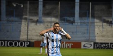 Marco Borgnino festeja el segundo gol de Atlético ante Brown de Puerto Madryn