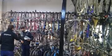 Internos del penal de Bouwer reciclaron bicicletas que se dispondrán para el servicio público (Prensa Gobierno).