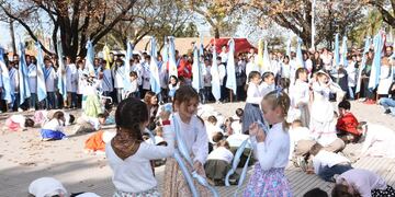 Los niños volvieron a actuar en el acto del día de la bandera