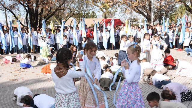 Los niños volvieron a actuar en el acto del día de la bandera