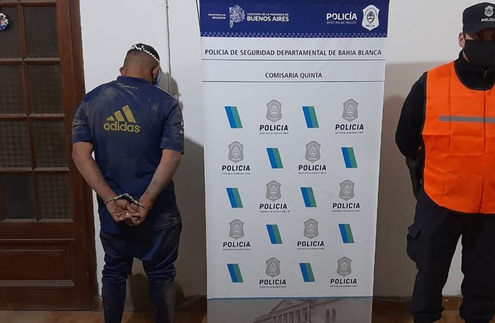 Golpeó a una oficial de policía y quedó detenido