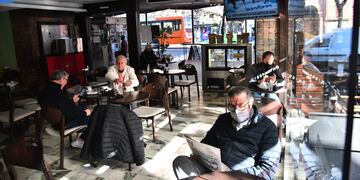 Más flexibilidad de aforo y horarios en bares y el sector gastronómico, pero siempre con uso de barbijo (Pedro Castillo/La Voz).